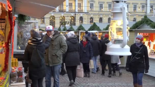 Vánoční lucerny na vánoční dovolená trhu na senátní náměstí v Helsinkách, Finsko — Stock video