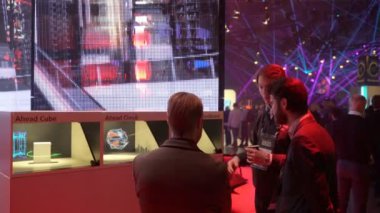 Genç İşadamları teknik fikirleri yatırımcılara pitch.