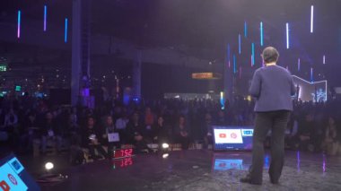 Google oyunu, Apps ve oyunlar Purnima Kochikar Müdürü seyirci önünde konuşuyor.