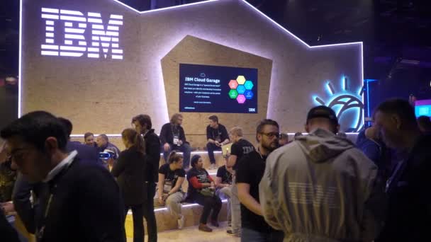 Pavillon ibm im Wirtschaftsforum. — Stockvideo