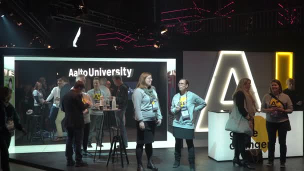 Studerande vid Aalto-universitetet presenterar sina innovativa affärsidéer. — Stockvideo