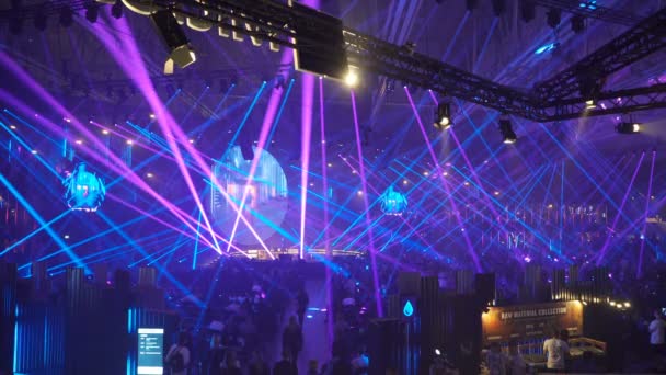 Lasershow öppnar tal som talare i stora salen. — Stockvideo