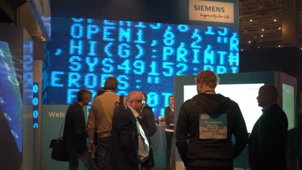Bir iş forumu büyük reklam ekranda Siemens ayaklıklı — Stok video