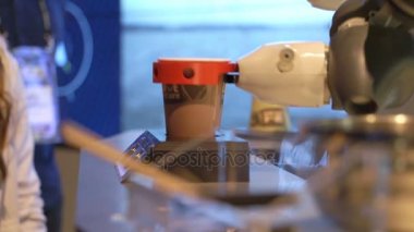 Robot esnek elleri ile bir kahve yapar.