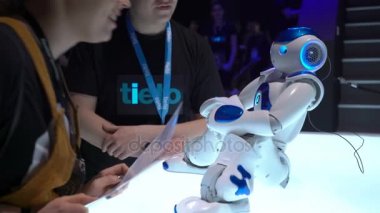 Nao robottur Aldebaran robotik bir özerk, programlanabilir insansı robot
