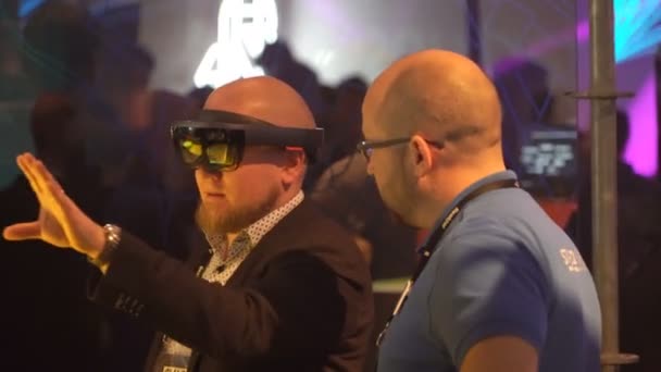 Homme utilise le dispositif d'affichage monté sur la tête avec des lunettes réalité augmentée par Stereoscape . — Video