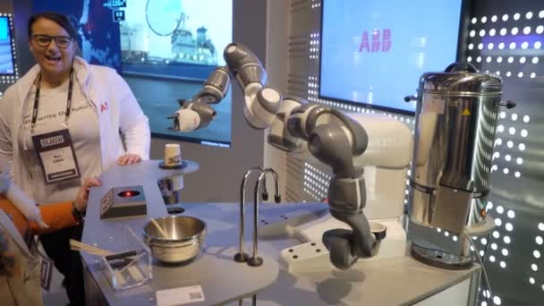 Ρομπότ με ευέλικτη χέρια κάνει ένας καφές. — Αρχείο Βίντεο