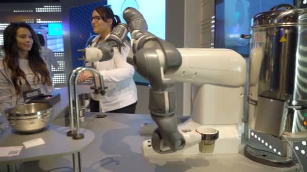 Roboter mit flexiblen Händen kocht einen Kaffee. — Stockvideo