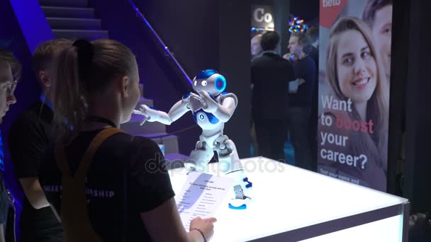 Nao Robot est un robot humanoïde programmable autonome d'Aldebaran Robotics — Video