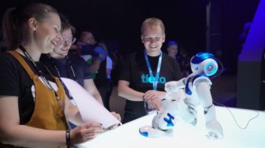 Nao robottur Aldebaran robotik bir özerk, programlanabilir insansı robot