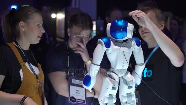 Nao Robot - автономный, программируемый робот-гуманоид от Aldebaran Robotics — стоковое видео