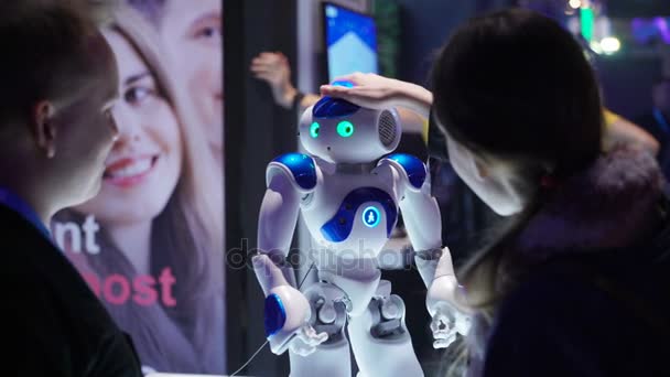 Nao Robot - автономный, программируемый робот-гуманоид от Aldebaran Robotics — стоковое видео