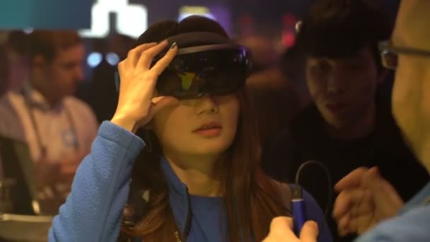 Mulher usa dispositivo de exibição montado na cabeça com óculos realidade aumentada por Stereoscape . — Vídeo de Stock