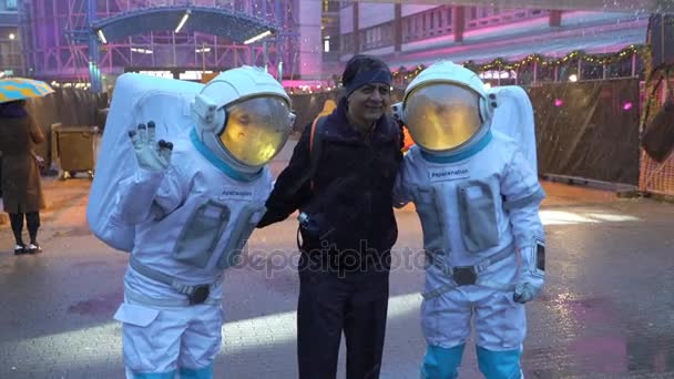 Extraños hombres en trajes espaciales saludaron a los invitados del foro de innovación . — Vídeos de Stock