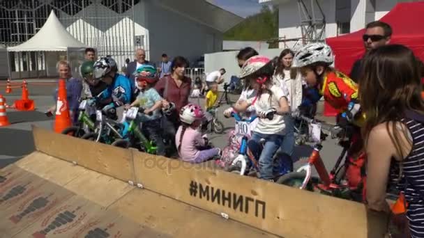 Weinig racers. Kinderen rijden fietsen op distillatie in een stad Park. — Stockvideo