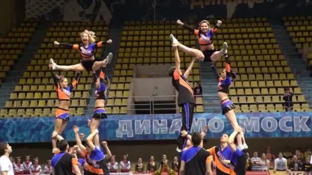 Grupp akrobatiska prestanda av cheerleading team med galna hopp. — Stockvideo
