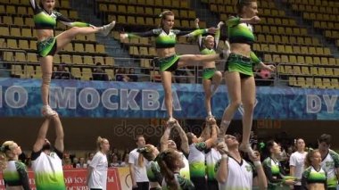 Çılgın atlar ile amigo takımının grubu akrobatik performansı.