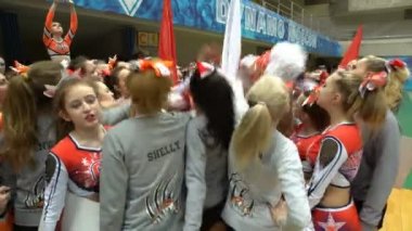 Amigo takım sloganları performans önce bağırarak.