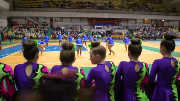 Åskådare och konkurrenter hejar på deras cheerleading team. — Stockvideo