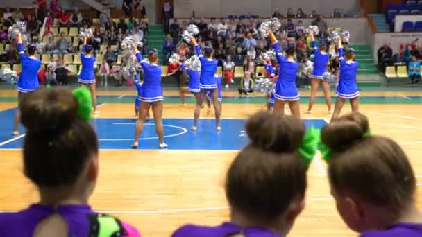 Spettatori e concorrenti tifano per la loro squadra di cheerleader . — Video Stock