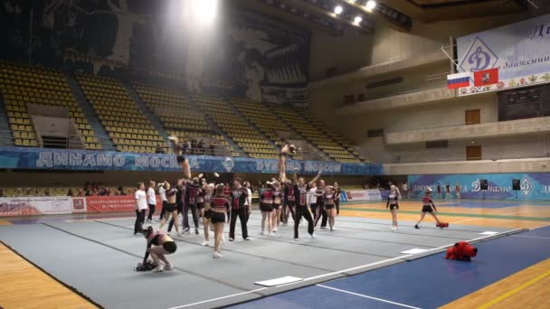 Acrobatic performance of the cheerleading team with crazy jumps. Slow motion. — Stock Video