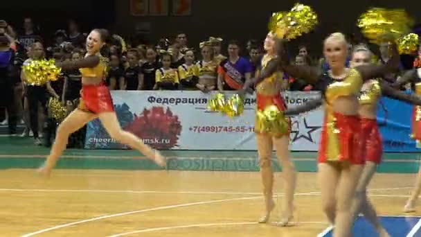 Dans prestanda av cheerleading team. Slow motion. — Stockvideo