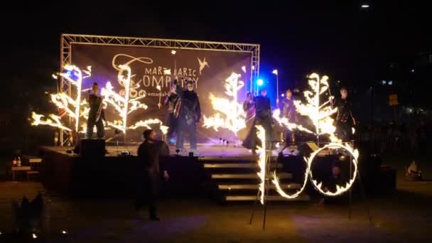 Φωτιά εμφάνιση στο κέντρο της πόλης κατά το νέο έτος Eve κόμμα στο Ελσίνκι — Αρχείο Βίντεο