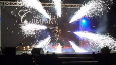 Ateş gösterisi sırasında yeni yıl arifesi Parti Helsinki şehir merkezinde