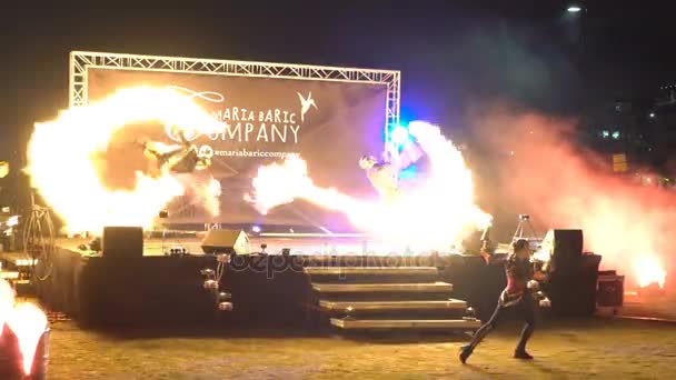 Fire show w centrum miasta podczas imprezy Sylwester w Helsinkach — Wideo stockowe