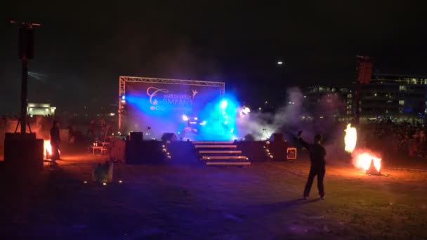 Fire show w centrum miasta podczas imprezy Sylwester w Helsinkach — Wideo stockowe