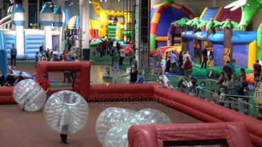 Finlandiya s en büyük kapalı eğlence parkı. Bir sürü çocuk ebeveynleri büyük yumuşak oyun oynarken ile