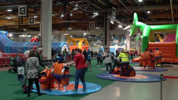 El parque de atracciones interior más grande de Finlandia. Un montón de niños con sus padres jugando en un gran parque infantil suave — Vídeo de stock