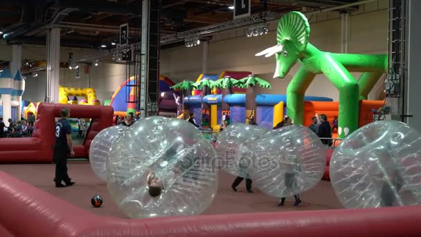 El parque de atracciones interior más grande de Finlandia. Un montón de niños con sus padres jugando en un gran parque infantil suave — Vídeos de Stock