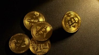 Siyah arka plan üzerine Bitcoin döner