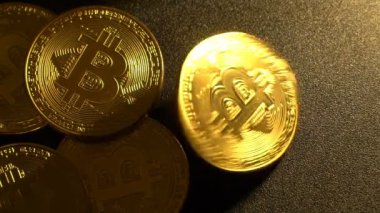 Siyah arka plan üzerine Bitcoin döner