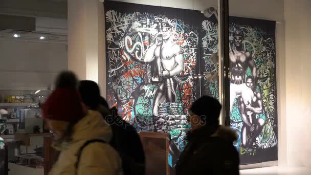 Collection de linge de lit avec des imprimés homoérotiques par Tom Of Finland dans une vitrine . — Video