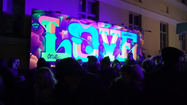 Fluorescerande graffiti ”Love” på väggen i Helsingfors — Stockvideo