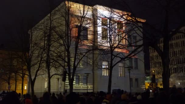 Instalación de luz dinámica en la pared del edificio histórico de Helsinki — Vídeos de Stock