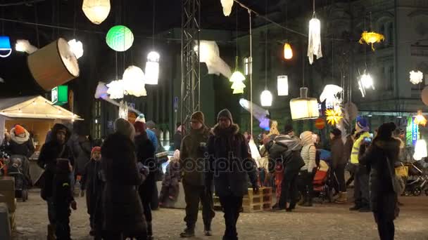 Φανάρι πάρκο - εκατοντάδες μοναδικά φανάρια κατά τη δημόσια Φεστιβάλ του φωτός Lux Ελσίνκι — Αρχείο Βίντεο