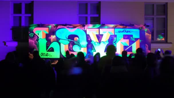 Fluorescerende graffiti "Love" op de muur in Helsinki — Stockvideo