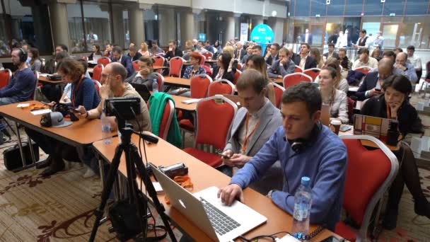 Los participantes de la conferencia escuchan al ponente . — Vídeos de Stock