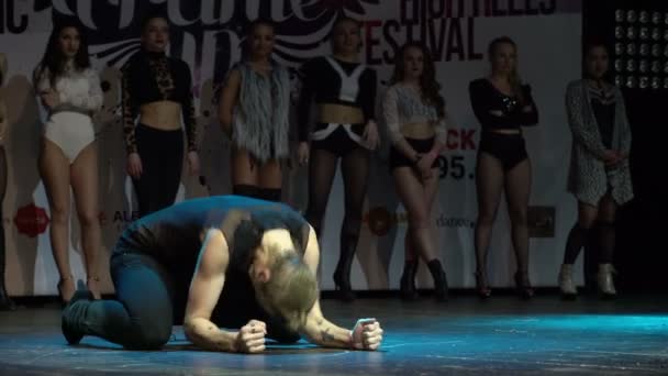 Genç bir adam erotik bir dans Sahne Alanı'nda gerçekleştirir.. — Stok video