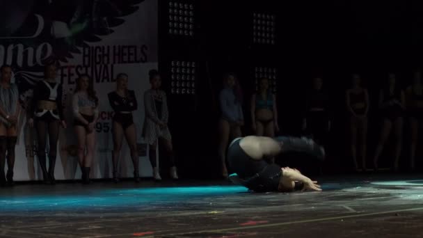 Uma menina executa uma dança erótica no palco . — Vídeo de Stock