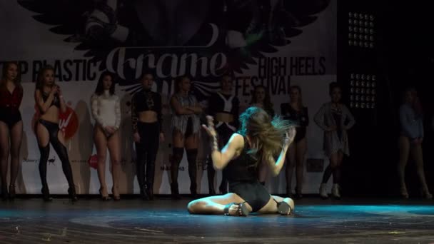 一个女孩在舞台上表演色情舞蹈. — 图库视频影像