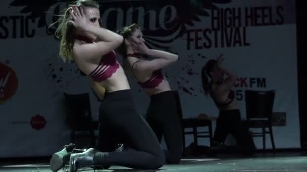Группа девушек исполняет эротический танец го-го на сцене . — стоковое видео