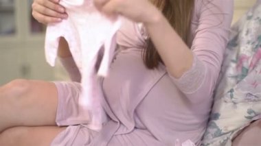 Hamile anne bebek beklentisiyle çocuk kapaklar hazırlar.