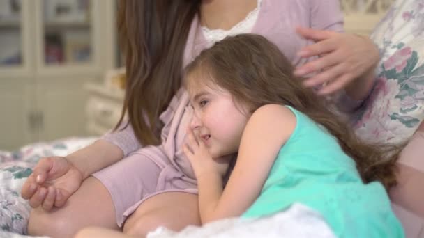 Mała dziewczynka słuchanie na brzuchu matki w ciąży. — Wideo stockowe
