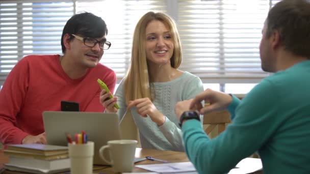 Jovens usando diferentes aparelhos eletrônicos no escritório . — Vídeo de Stock