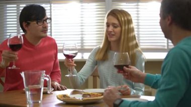 Üç arkadaş restoranda şarap kırmızı içme.