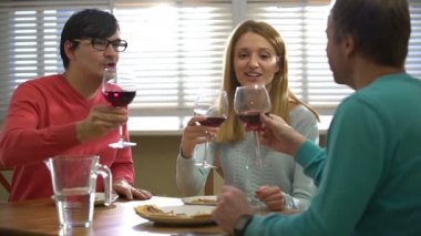 Üç arkadaş restoranda şarap kırmızı içme.